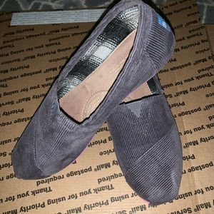 🍓Excellent condition gray corduroy TOMS size 7.5